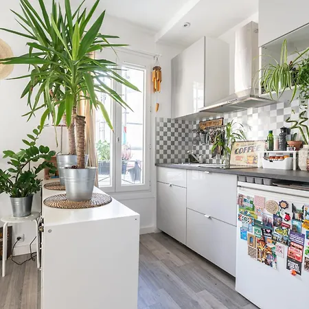 Beautiful And Bright Studio Near Belleville Apartment