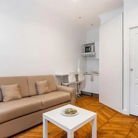 Luxe Montaigne Apartment *