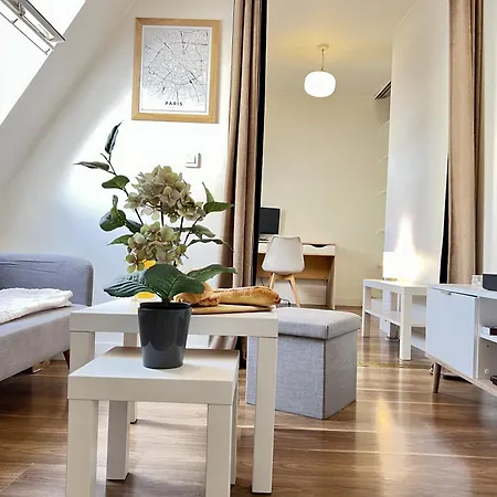 Charme Parisien - Sous Les Toits De A Opera Apartament *