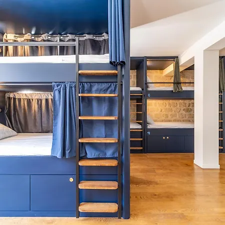 Fraternity-hotel *
