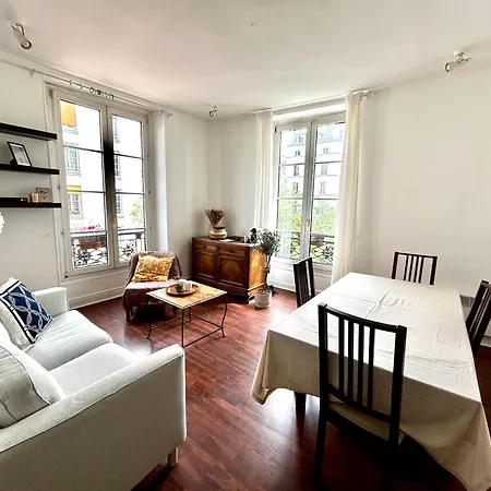 Apartment En Plein Coeur Du Marais Paris