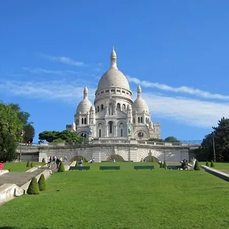 Montmartre Charm Luxurious Getaway