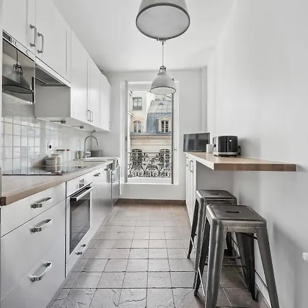 Amazing Eiffel Tower Apartment Paris