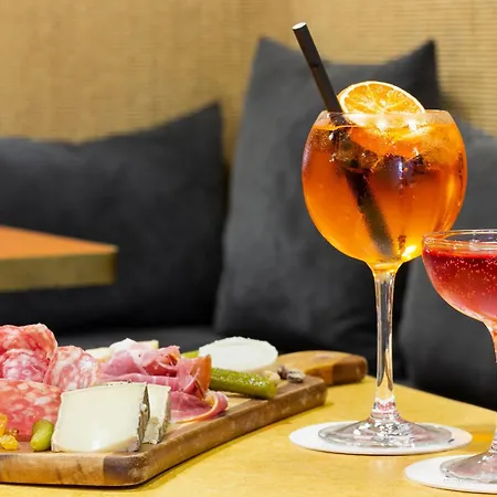 Oh La La ! Bar Bastille Hotel 3*