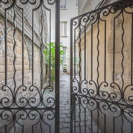 M1 - Magnificent In Le Marais's Heart Apartment *