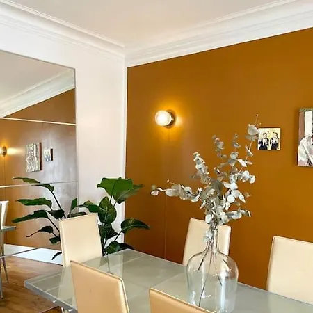 Apartment Parishome! Double Balcony, Art & Designer Touches *