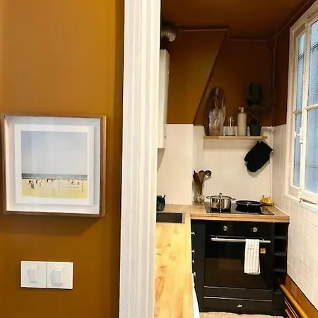 Apartment Parishome! Double Balcony, Art & Designer Touches *