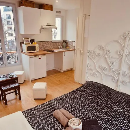Des Tulipes In Appartement Paris