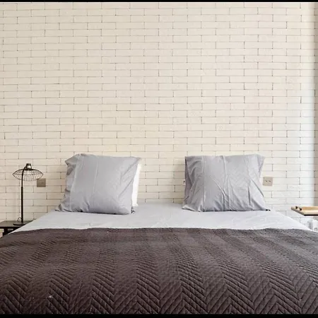 Апартаменты Chic Near Louvre & Eiffel Tour Париж