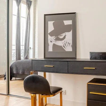 Апартаменты Chic Near Louvre & Eiffel Tour Париж