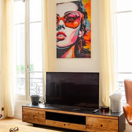 Апартаменты Chic Near Louvre & Eiffel Tour *