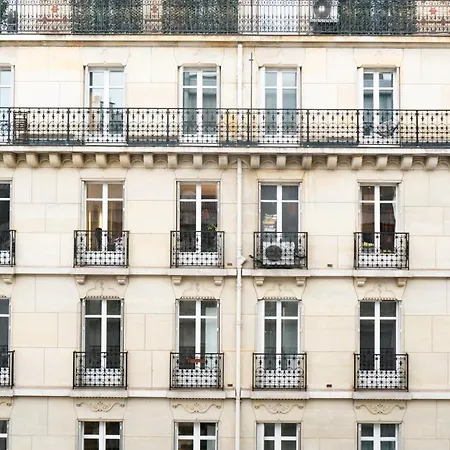 For 4 Near The Arc De Triomphe Paris