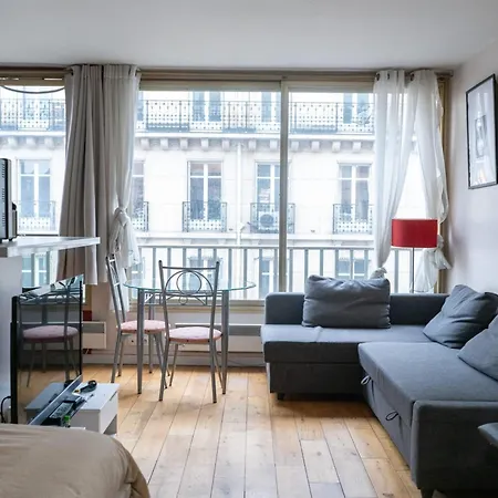 For 4 Near The Arc De Triomphe * Paris