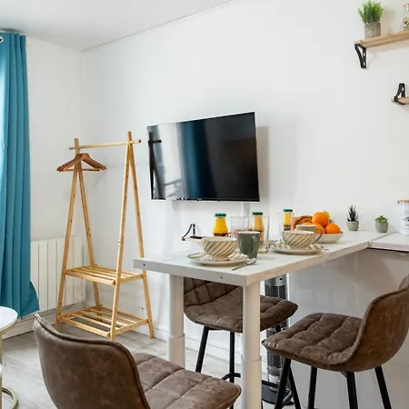 Apartment Deal! Modern In Vibrant Area Only 5 Minutes By Walk To Metro - Location *