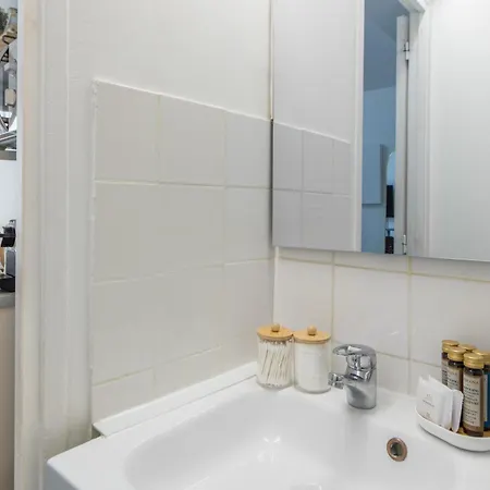 Apartment Deal! Modern In Vibrant Area Only 5 Minutes By Walk To Metro - Location