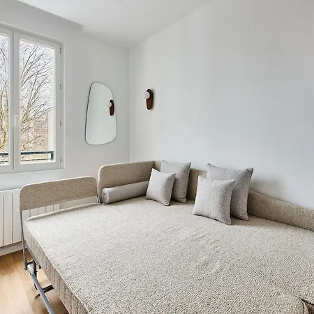 Lively & Trendy Neighborhood Metro L11 Apartment Paris