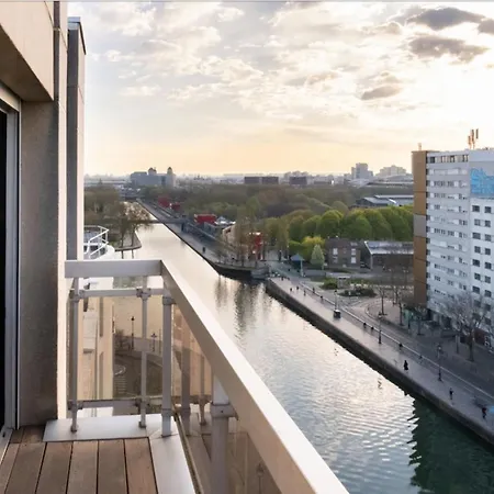 Loft With Balcony Near La Апартаменты *