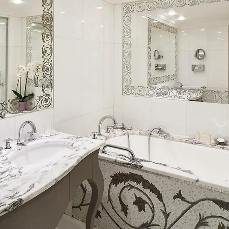 Plaza Athénée - Dorchester Collection Hotel 5*