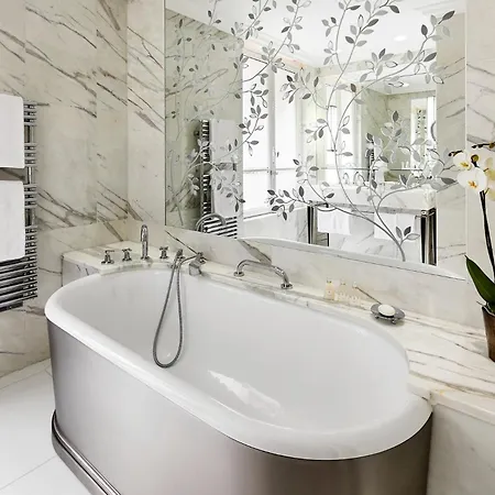 Hotel Plaza Athénée - Dorchester Collection 5*