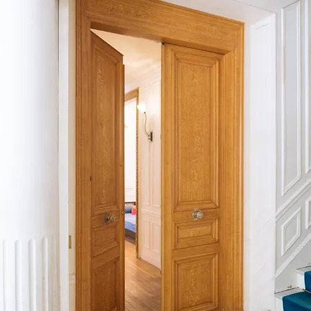 Luxurious 4 Bedroom Next To The Eiffel Tower דירה *