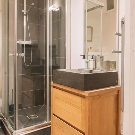 Luxurious 4 Bedroom Next To The Eiffel Tower דירה *