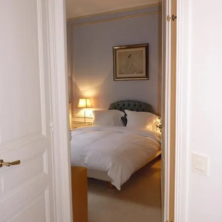 Prestigious 2 Bedroom Near Champs Elysees * Париж