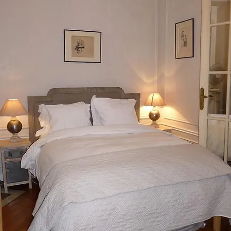Prestigious 2 Bedroom Near Champs Elysees Париж
