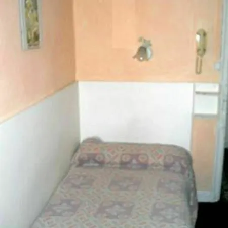 De Lille Louvre Hotel 2*