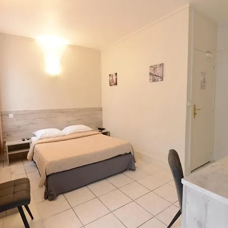 Du Mont Louis Hotel 2*