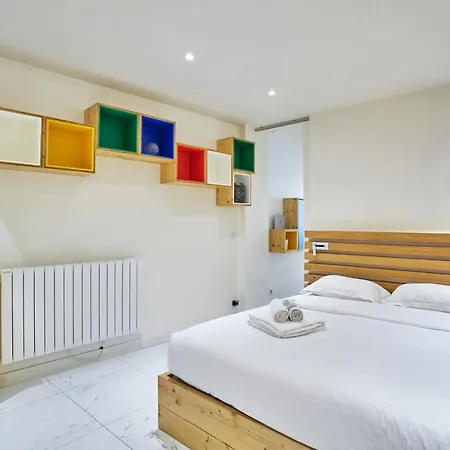 Centre De Ponceau Apartment *