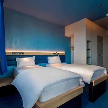Yooma Urban Tour Eiffel Hotell 3*