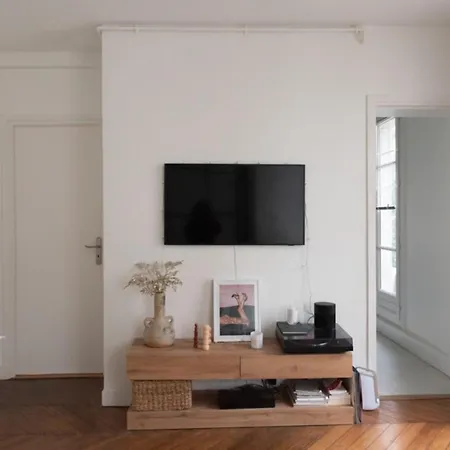 Nice 37m With Balcony Near The Louvre Paris