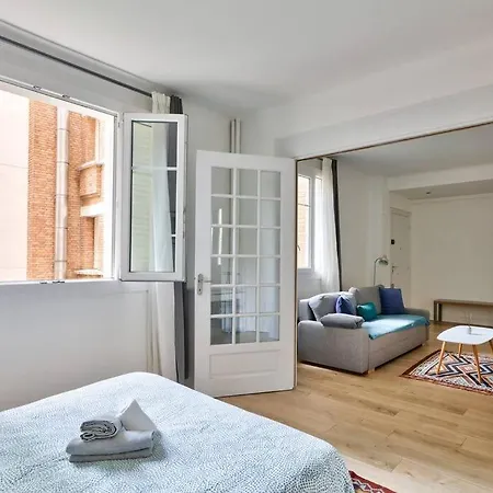 Renovated Modern 1 Bedroom Porte Maillot Paris