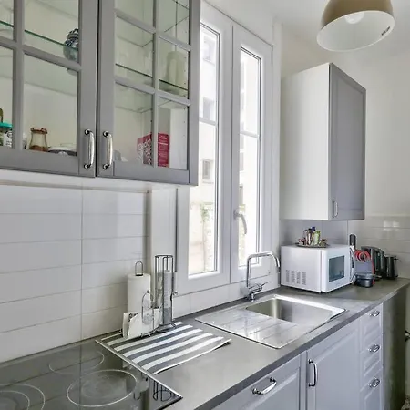 Renovated Modern 1 Bedroom Porte Maillot Apartment *