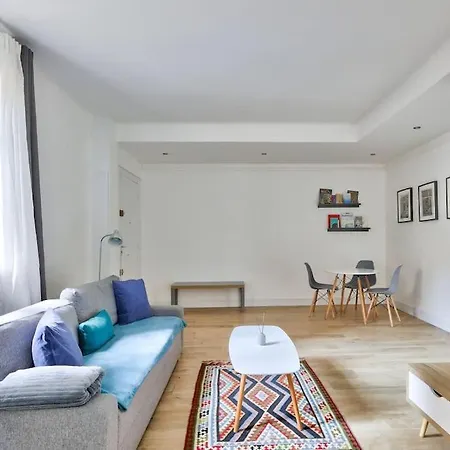 Renovated Modern 1 Bedroom Porte Maillot Apartment