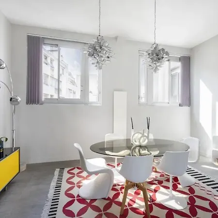 Charming Parisian With A Stunning Terrace Ferienhaus *