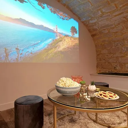 Apartment Huge 2 Floor With Unique Games & Theatre *