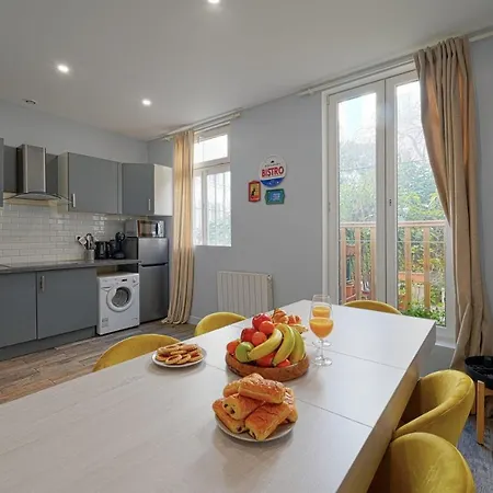 Apartment Huge 2 Floor With Unique Games & Theatre *