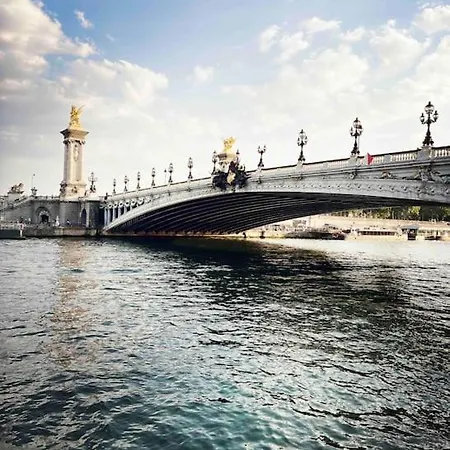 Peniche De Charme Au Pont Alexandre Iii 파리