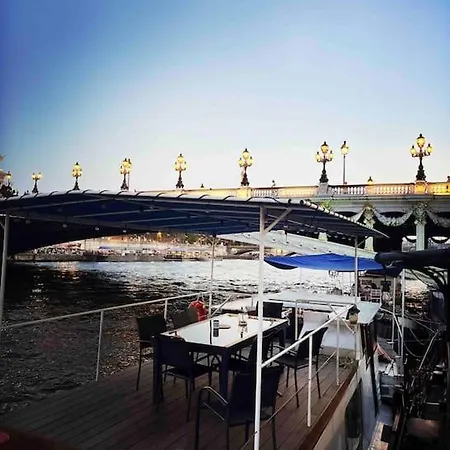 Peniche De Charme Au Pont Alexandre Iii 보트호텔 *