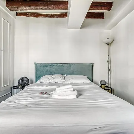 Latin Quarter - Studio Apartment