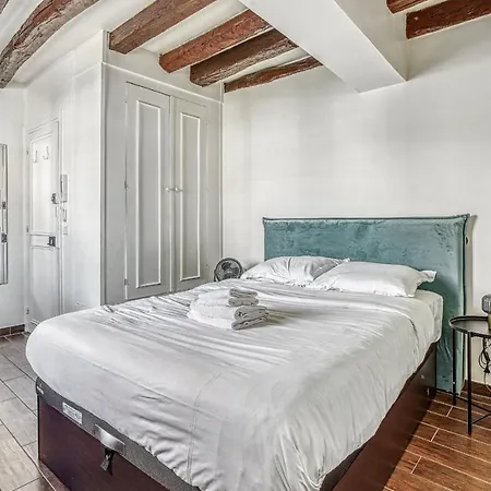 Latin Quarter - Studio Apartment *