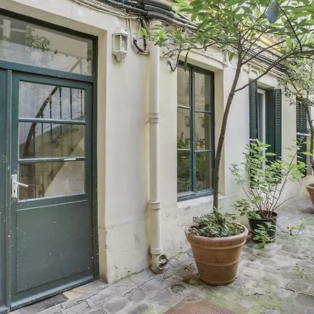 Modern French Studio Charm In The City Appartement Parijs
