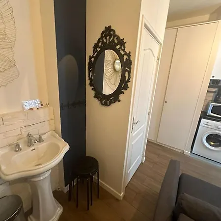 Apartment Super Location Meets Charming Studio -ecole Militaries Champ De Mars - 7th Arrondisment *