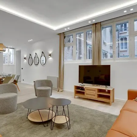 190 Fontaine - Superb In Paris. *