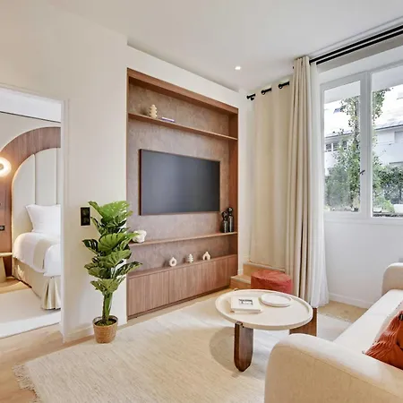 Lovely Refurbished In Vibrant 18th District * Παρίσι