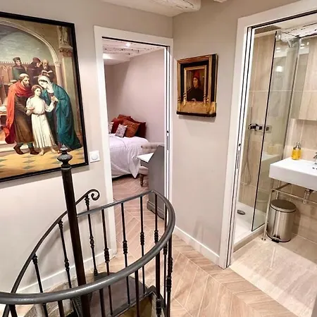 Apartament Serenity, Meditation At Notre Dame