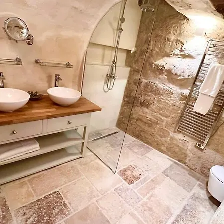 Apartament Serenity, Meditation At Notre Dame *