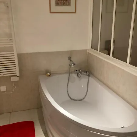 Apartament Tour Eiffel - Grand Deux Pieces Avec Terrasse Paryż