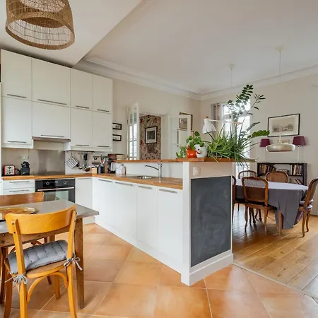 Veeve - Flowers In Saint-martin Apartment Paris